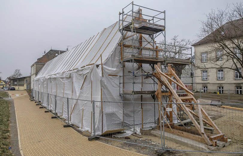 Komplett verhüllt ist das „Skelett“, das vom denkmalgeschützten Fachwerkhaus auf dem Pretzscher Schlossgelände steht und Baustelle ist.