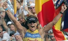 Der deutsche Triathlon-Profi Normann Stadler gewinnt zum zweiten Mal die Ironman-Triathlon-Weltmeisterschaft in Kailua-Kona, Hawaii (Archivfoto vom 21.10.2006). (Foto: dpa)
