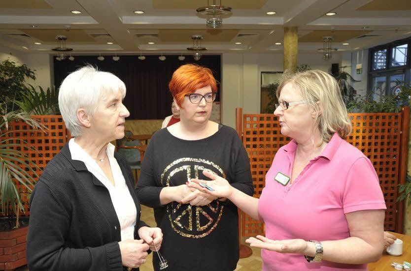 Campus-Technicus-Schulleiterin Angret Zahradnik (von links), Birgit Haude von der Stiftung evangelische Jugendhilfe und Salus-Ausbildungsleiterin Christiane Warthmann schauten sich die zur Verfügung stehenden Räumlichkeiten im Haus Neuendorff an.