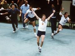 Die DDR-Handballer von Trainer Paul Tiedemann (l.) jubeln bei Spielende über den Olympiasieg, vorn Günter Dreibrodt (Archivfoto vom 29.07.1980). (Foto: dpa)