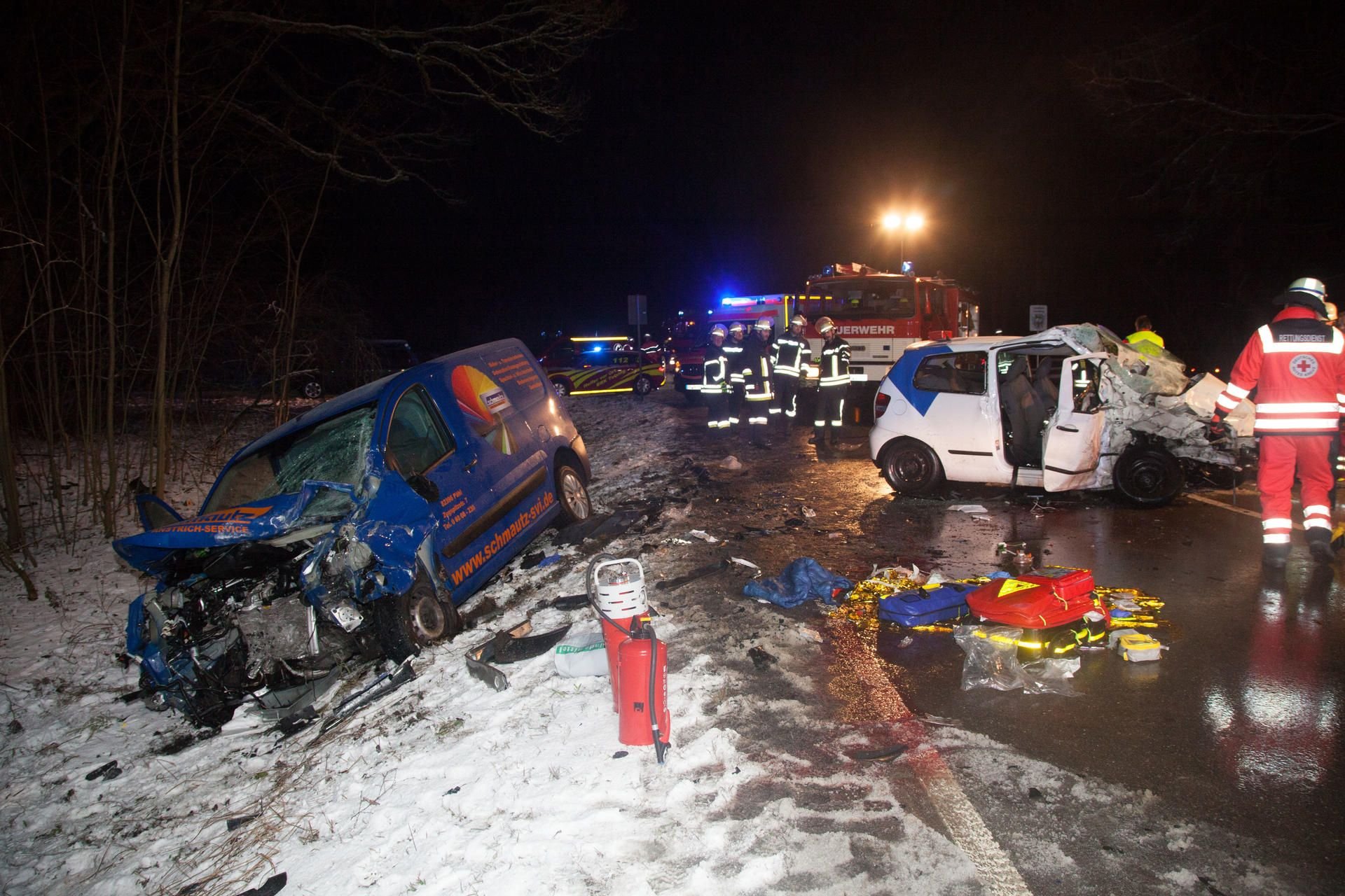 Zwei verunfallte Fahrzeuge sind auf der Bundesstraße 2 bei Starnberg (Bayern) zu sehen.