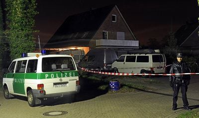 Polizei mit Spurensicherung vor dem Wohnhaus in Hude, in dem drei Leichen aufgefunden wurden. (FOTO: DPA)
