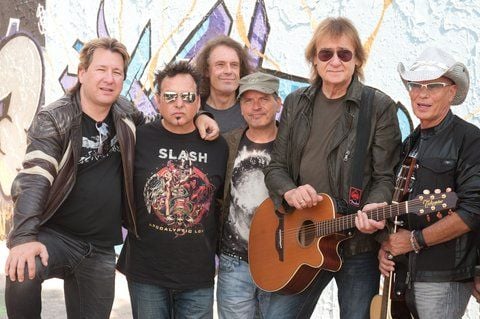 Claudius Dreilich von Karat (l.-r.), Michael Haberstroh von Rockhaus, Michael Schwandt von Karat, Reinhard Petereit von Rockhaus, Dieter «Maschine» Birr von den Puhdys und Fritz Puppel von City posieren im Mauerpark in Berlin. (FOTO: DPA)