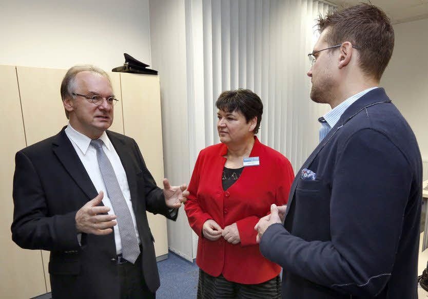 Ministerpräsident Reiner Haseloff, Redaktionsleiterin Carla Hanus und der stellvertretende MZ-Chefredakteur Lars Geipel im Gespräch.
