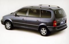 Geräumiges Fahrzeug zu vergleichsweise günstigem Preis - der Laderaum des Hyundai Trajet fasst gut 300 Liter Gepäck. Durch Demontage der Sitze kann das Fassungsvermögen auf 2700 Liter erhöht werden. ABS und Klimaanlage sind ebenso serienmäßig wie elektrische Fensterheber, Zentralverriegelung und Dachreling. (Foto: dpa)