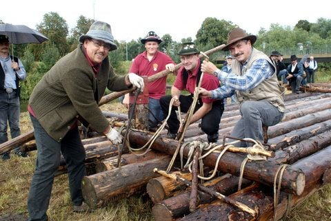 Thomas Pawelleck (lins) und die anderen Flößer aus Uhlstädt bauten an der Elster aus Fichtenstämmen ein Floß. (FOTO: HELGA FREUND)