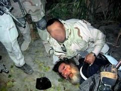 Auf einer amerikanische Internet-Seite ist einFoto veröffentlicht worden, dass den irakischen Ex-Diktator SaddamHussein direkt nach seiner Festnahme vor knapp vier Wochen im Irakzeigen soll. (Foto: dpa)