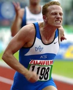 Mit zusammengepressten Zähnen wirft sich der Sprinter Marc Blume am Freitag (05.07.2002) bei den Deutschen Meisterschaften in der Leichtathletik im Lohrheide-Stadion in Bochum-Wattenscheid in seinem Vorlauf über die 100 Meter ins Ziel. Der Lokalpatriot gewann in der Zeit von 10,23 Sekunden und erfüllte die Norm für die Europameisterschaften in München.