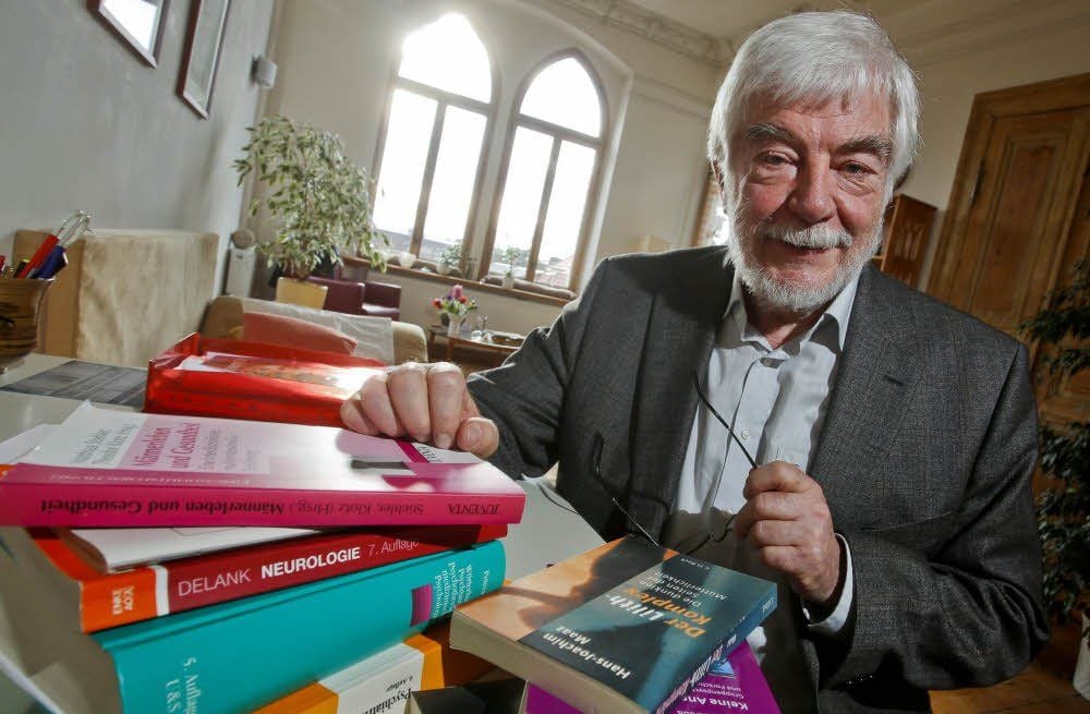 Hans-Joachim Maaz ist seit Jahren im Ruhestand. Die Arbeit geht trotzdem weiter - für seine Stiftung und ein neues Buch.