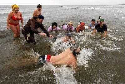 21 Männer und Fraün aus Bielefeld, Baden-Baden, Waren, Bremen, Karlsruhe, Meiningen und Koserow baden am Neujahrstag in der nur zwei Grad warmen Ostsee in Karlshagen auf Usedom. (FOTO: DDP)
