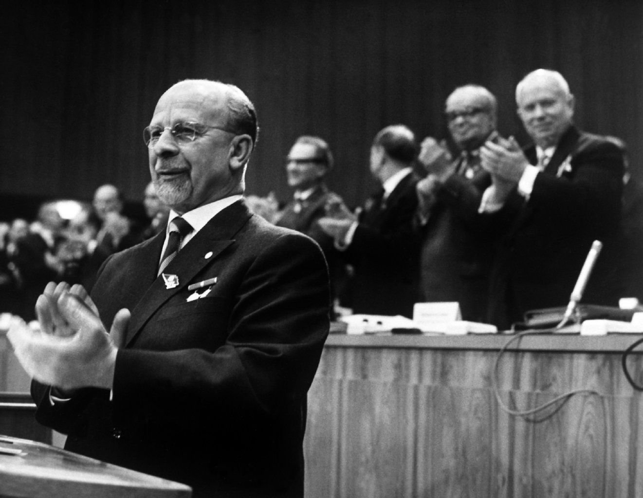Der Vorsitzende der SED Walter Ulbricht eröffnet am 15.01.1963 den Parteitag der SED. Das Bild zeigt Walter Ulbricht (vorne) und den Regierungschef der Sowjetunion Nikita Chruschtschow (im Hintergrund, r) applaudierend nach der Wahl des Präsidiums.