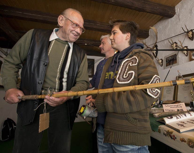 Gründungsmitglied Gerhard Fricke zeigte dem jüngsten Vereinsmitglied Jonas Kellner (rechts), mit welchen „Knüppeln“ nach dem 2. Weltkrieg geangelt wurde.