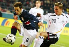 Fußball-Länderspiel Deutschland - USA am Mittwoch (22.03.2006) im Signal Iduna Park in Dortmund: Der deutsche Spieler Lukas Podolski und der Amerikaner Steven Cherundolo kämpfen um den Ball. (Foto: dpa)