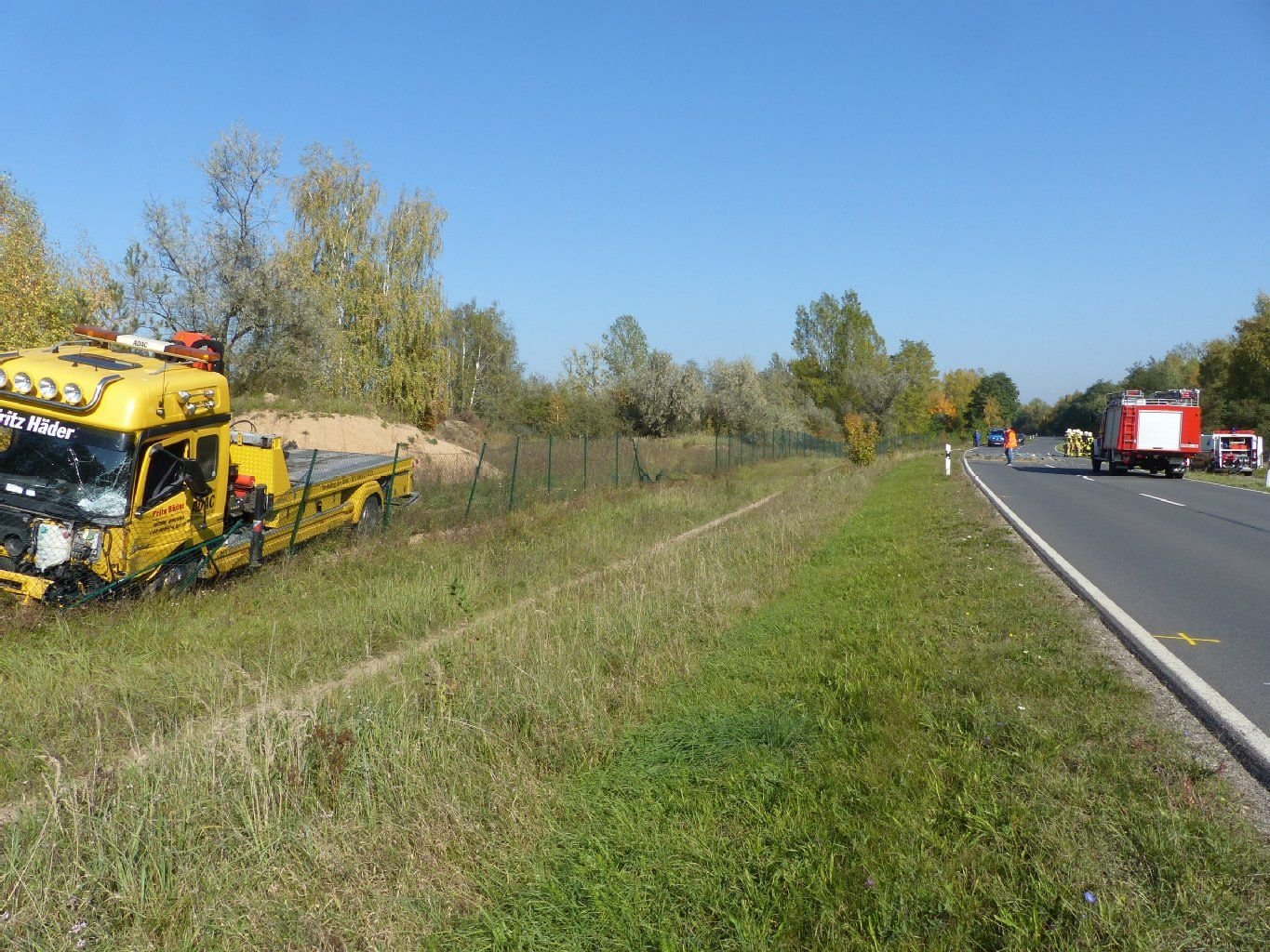 Auf der B 100 bei Roitzsch kam es Montagmittag zu einem schweren Verkehrsunfall, bei dem ein Mensch ums Leben kam.