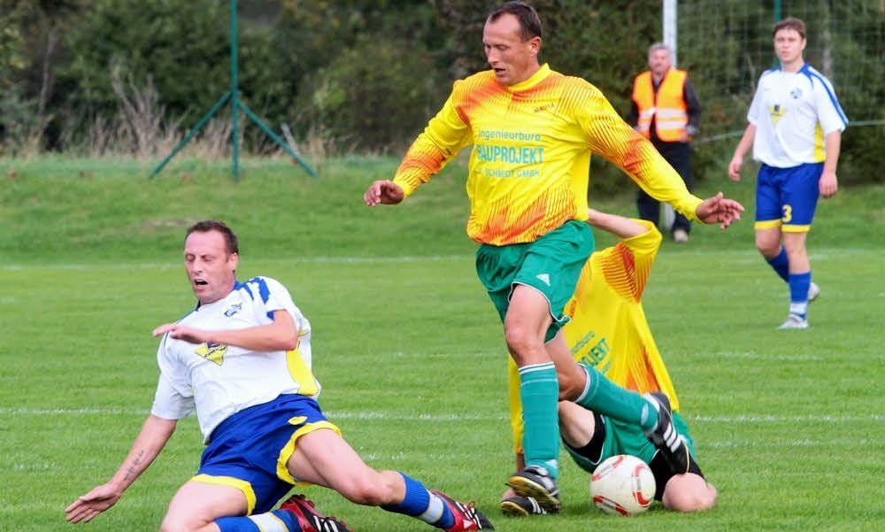 So sehr sich die Oberröblinger um Routinier Maik Angelstein (Mitte) auch mühten, der VfB Sangerhausen II war diesmal zu stark.