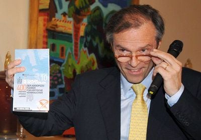 Botschafter Michael Steiner präsentiert den deutschen Palermo-Stadtplan. (FOTO: DPA)