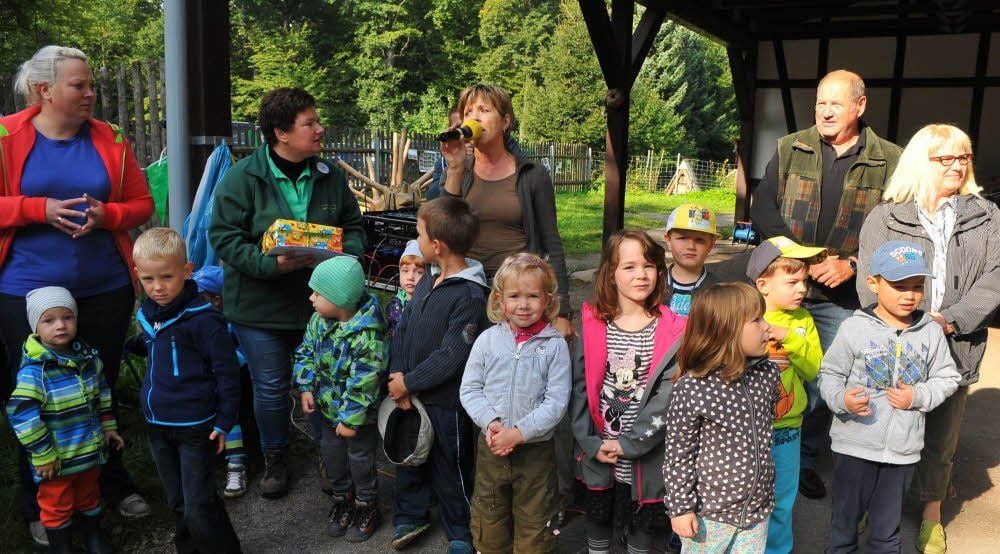 14 Mädchen und Jungen und zwei Erzieherinnen gehen wochentäglich in den Wald. Das Zollhaus ist dabei ihre Station.