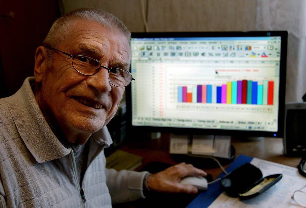 Eberhard Ditscher mit seinen Wetteraufzeichnungen am Computer