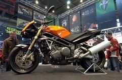 Das neue Motorrad «1000 SF» des ostdeutschen Herstellers «MZ» ist von Besuchern der Motorrad Messe Leipzig umringt. Die Maschine mit 113 PS und 1000 Kubikzentimenter Hubraum war neben 240 Ausstellern auf der vom 18. bis 20.02.2005 stattfindenden Motorradmesse zu sehen. (Foto: dpa)