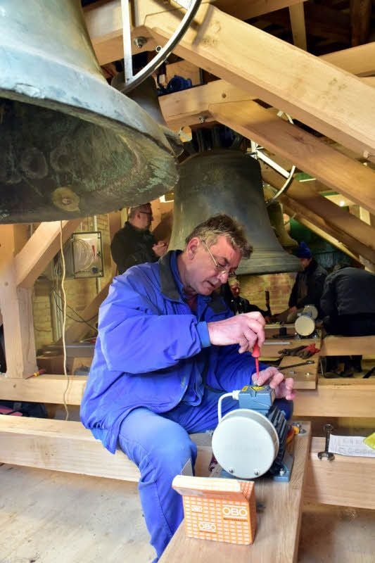Uwe Erfurth schließt den Motor für eine der Glocken an.