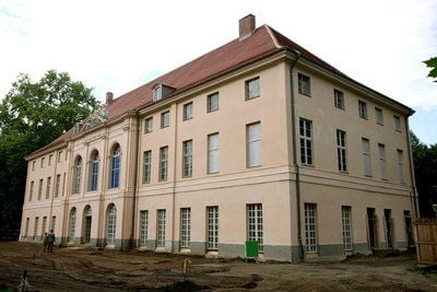 Das Berliner Schloss Schönhausen - einst auchAmtsitz des DDR-Präsidenten Wilhelm Pieck - öffnet nach jahrelangerSanierung am kommenden Wochenende erstmals wieder für Besucher. (FOTO: DPA)