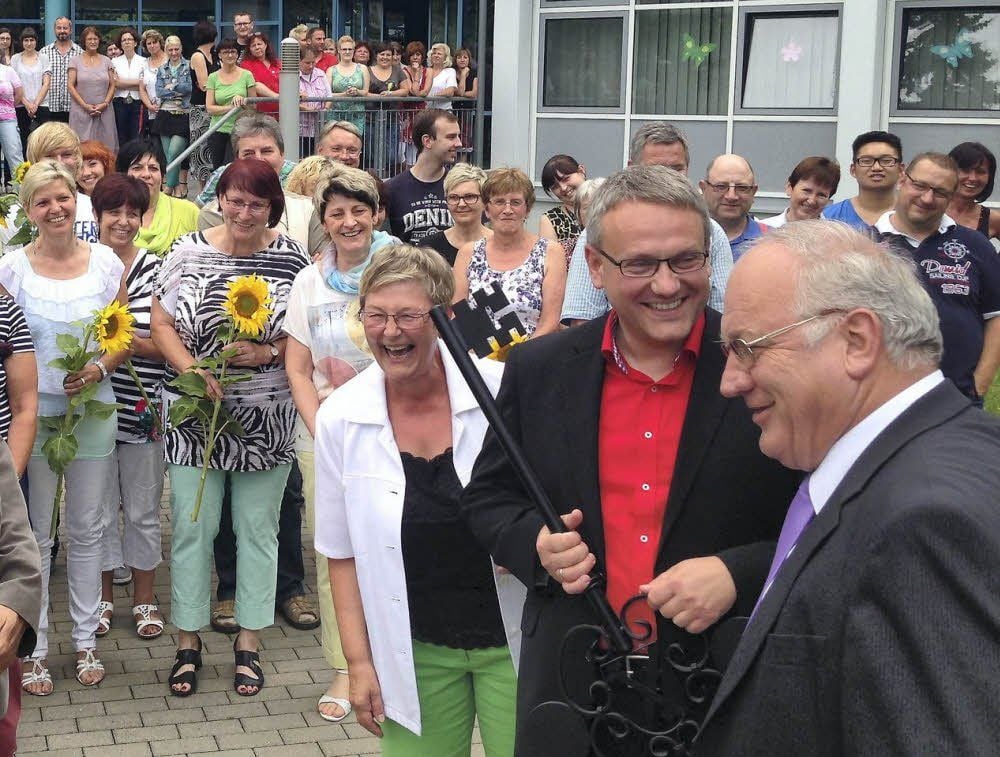 Der Amtswechsel vor einem Jahr von Harri Reiche (rechts) zu Götz Ulrich. Der Auftritt der Amtsmitarbeiterinnen und -mitarbeiter signalisiert, dass man den Neuen offen empfangen will.