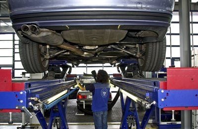 Sollten bei der Hauptuntersuchung kleinere Mängel auftreten, werden diese an Ort und Stelle in der Autax-Werkstatt behoben. (FOTO: DPA)