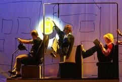 Entertainer Helge Schneider (M) auf der Bühne des Schauspielhaus Bochum in einer Szene von «Mendy - Das Wusical» . (Foto: dpa)