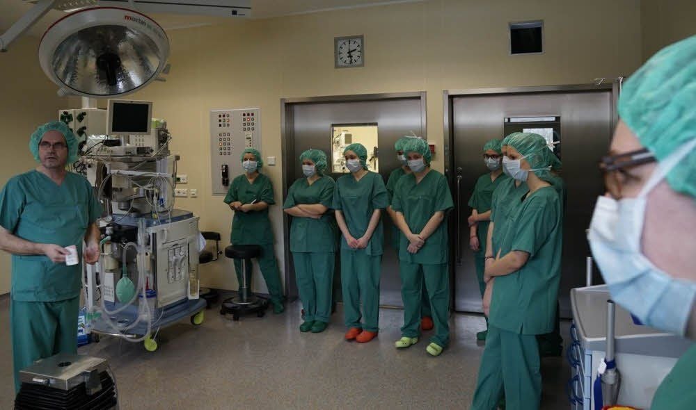 Chefarzt Stefan Kothe erläutert den Gymnasiasten die Abläufe in einem Operationssaal.