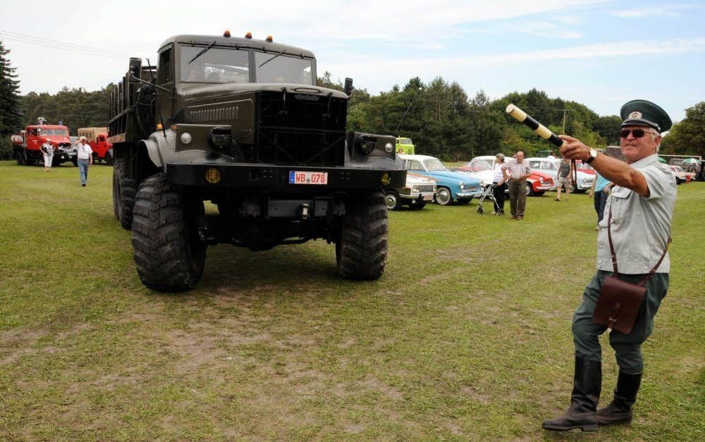 Horst Brettschneider in einstiger Volkspolizisten-Uniform sorgte in Mügeln dafür, dass es rund läuft.