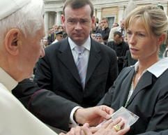 Kate McCann, Mutter der seit vier Monaten vermissten Madeleine, zeigt bei der Generalaudienz am 30. Mai Papst Benedikt XVI. ein Foto ihrer Tochter. (Foto: dpa)