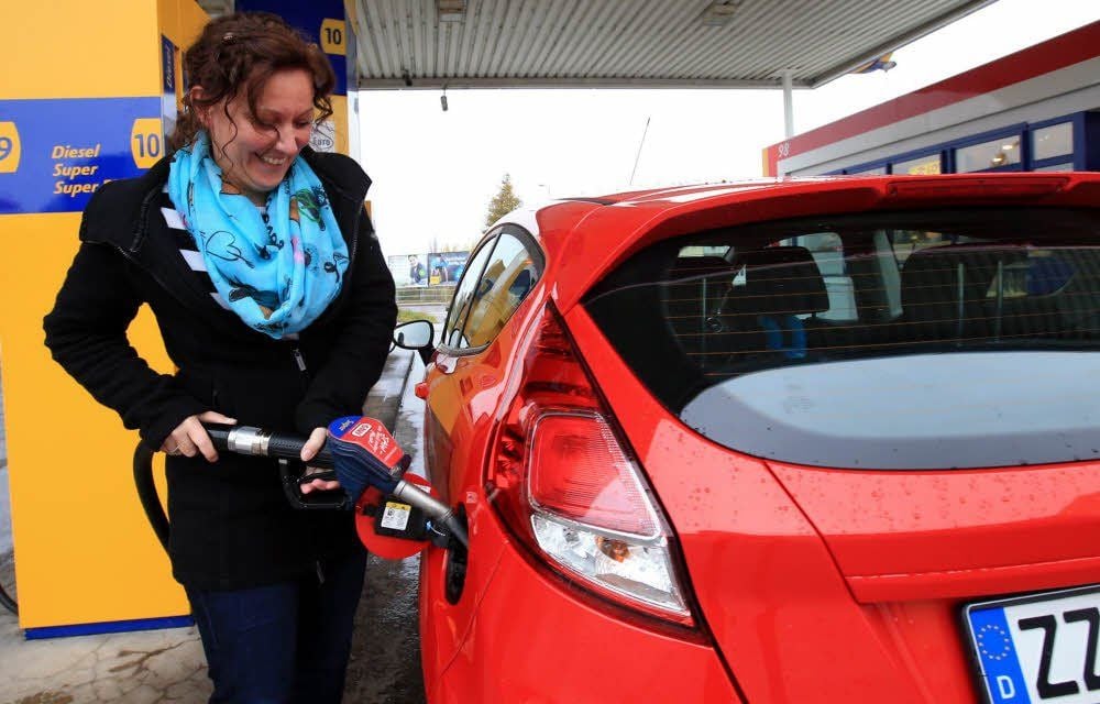Beim Tanken an der Zeitzer Jet-Tankstelle freut sich Sandra Voßwinkel aus Tröglitz über die derzeit niedrigen Preise.