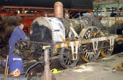 Die im Oktober 2005 nach einem Brand im Fahrzeugdepot des Nürnberger Bahn-Museums ausgeglühte historische Lokomotive «Adler» steht im Dampflokwerk Meiningen. (Foto: dpa)