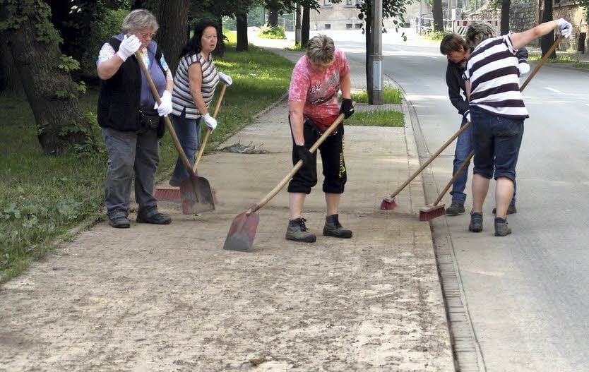 In der Zeitzer Freiligrathstraße wird fleißig gekehrt.