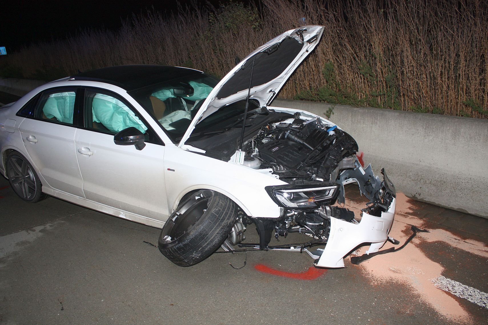 Der Audi erfasste die auf die Autobahn gelaufene Kuh. Die Fahrerin blieb unverletzt, das Tier verendete an der Unfallstelle.