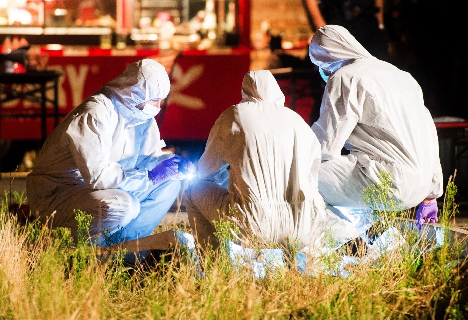 Mitarbeiter der Spurensicherung am Unfallort in Hamburg-Spadenland.