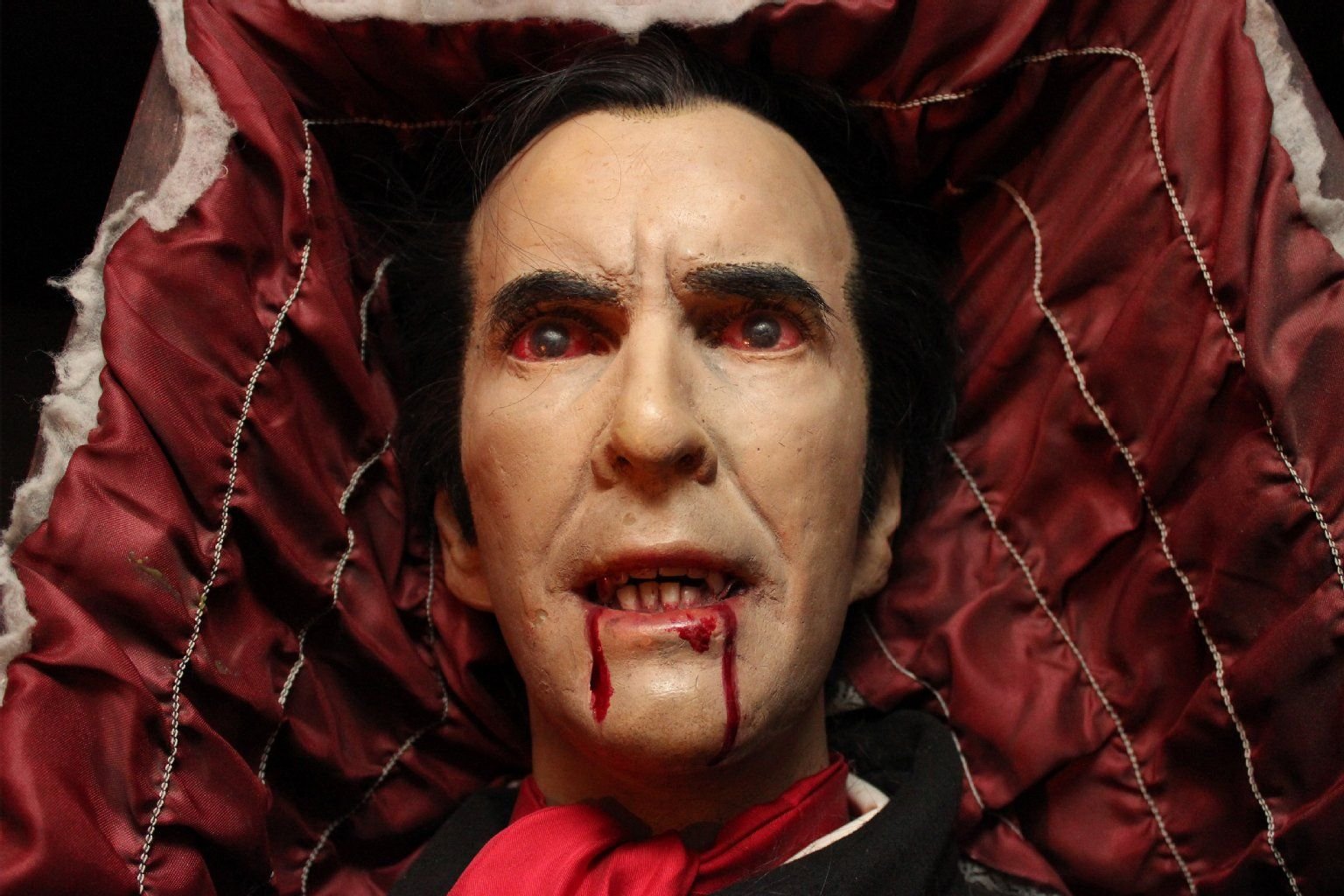 Weich gebettet: In Draculas Sarg im „Castle Dracula“ können Besucher Probe liegen.