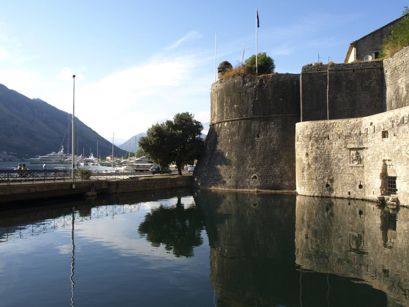 Festungsmauern in der Bucht von Kotor, mit Blick auf den Yachthafen, Serbien und Montenegro