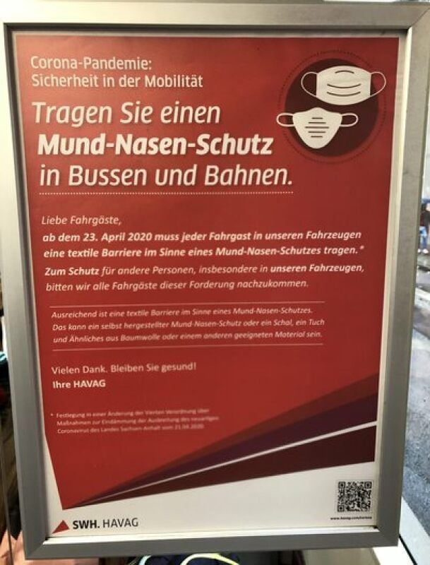 Plakate weisen in den Bahnen auf die Maskenpflicht hin.