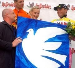 Telekom-Profi Steffen Wesemann bekommt am Samstag (17.05.2003) in Erfurt nach der Schlussetappe der 56. Friedensfahrt von Bad Elster nach Erfurt über 161 Kilometer ein Bild mit einer Friedenstaube, dem Symbol der Tour, überreicht. Der 32-Jährige holte sich den Gesamtsieg. Die Etappe gewann der Italiener Enrico Degano. (Foto: dpa)