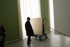 Roger M. Buergel, künstlerischer Leiter der documenta 12, steht als Silhouette in Kassel in einem neu gestalteten Raum der Kunsthalle Fridericianum. (Foto: dpa)