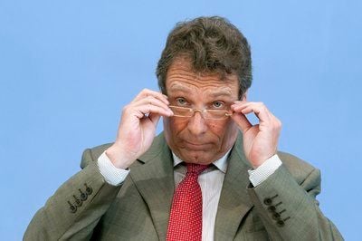 Klaus Ernst in der Bundespressekonferenz in Berlin. Die beiden designierten Vorsitzenden der Partei Die Linke, Ernst und Lötzsch äußerten sich zur weiteren Entwicklung der Partei. (FOTO: DPA)