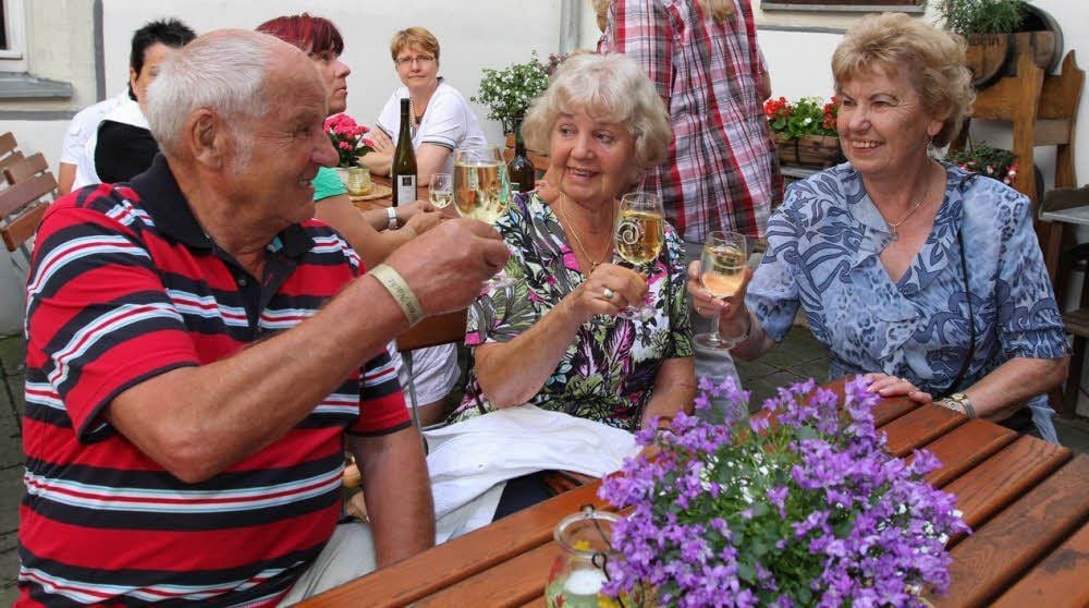 Heinz und Inge Knecht stoßen mit Eva Blos (v.l.) im Geleitshaus an. Es war eine von zehn Stationen der Wein-Nacht.