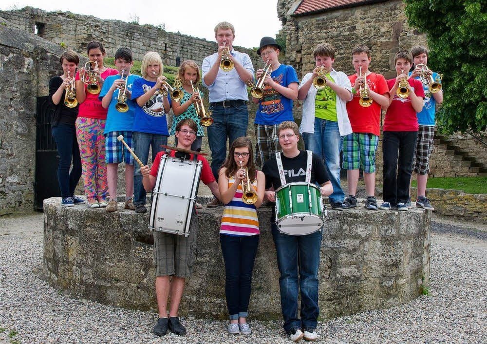 Die „Trompetenfüchse“ der Querfurter Burg-Musikschule mit ihrem Leiter Josef Simeth (hinten Mitte).