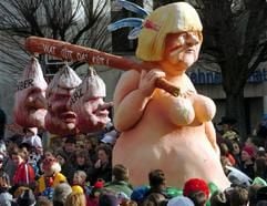 Ein Motivwagen des traditionellen Rosenmontagsumzugs in Düsseldorf zeigt die nackte Figur der CDU-Vorsitzenden Merkel mit ihrer Jagdbeute: den Köpfen der Politiker Merz, Koch und Stoiber (Archivfoto vom 23.02.2004). Wie kein anderer deutscher Politiker und keine andere Politikerin wird Angela Merkel im Karneval und bei der «Fassenacht»aufs Korn genommen. Viele Büttenredner gießen Hohn und Spott gleich kübelweise über «Angie». Abfällige Männerwitze und Bosheiten über Aussehen, Blick, Frisur und Mimik sorgen für Lachsalven und Tuschs. Und auch auf den Rosenmontagszügen wird die CDU-Bundesvorsitzende auch dieses Jahr wieder mit besonders derbem Humor dargestellt. (Foto: dpa)