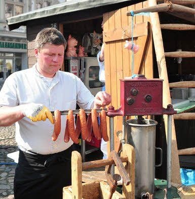 Fleischer Holger Freigang holt die Rauchwurst aus dem Ofen.