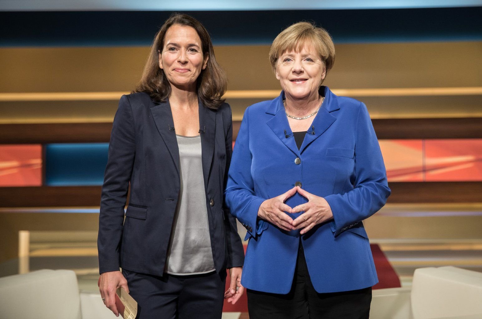 In der TV-Talkshow „Anne Will“ spricht Angela Merkel mit Anne Will unter anderem über die aktuelle Flüchtlingskrise.