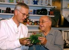 Moderator Alfred Biolek (r.) fachsimpelt im Oktober 2003 in Köln bei der Aufzeichnung seiner Sendung «alfredissimo!» mit seinem Stargast Harald Schmidt über Gemüse. (Archivfoto: dpa)