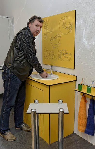 Produktberater Detlef Billing zeigt eine farbenfrohe Einrichtung für Kitas.