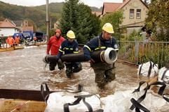 Feuerwehrleute und THW sichern eine überflutete Straße in Stecklenberg bei Quedlinburg. (Foto: dpa)